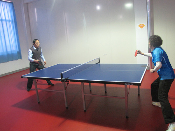 馮局長與高所長意氣風發揮舞著球拍 馮局長與高所長意氣風發揮舞著球拍