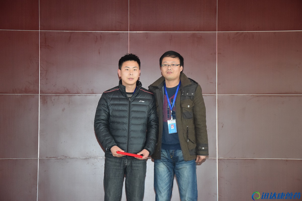 技術員業(yè)績增長冠軍孫國棟(左一)頒獎者:山東區(qū)域技術主管李大順(右二)