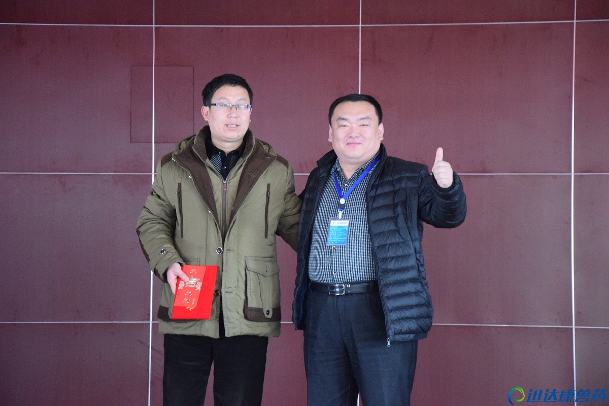 技術員最佳服務客戶獎許軍義(左一)頒獎者:技術部王聚坤老師