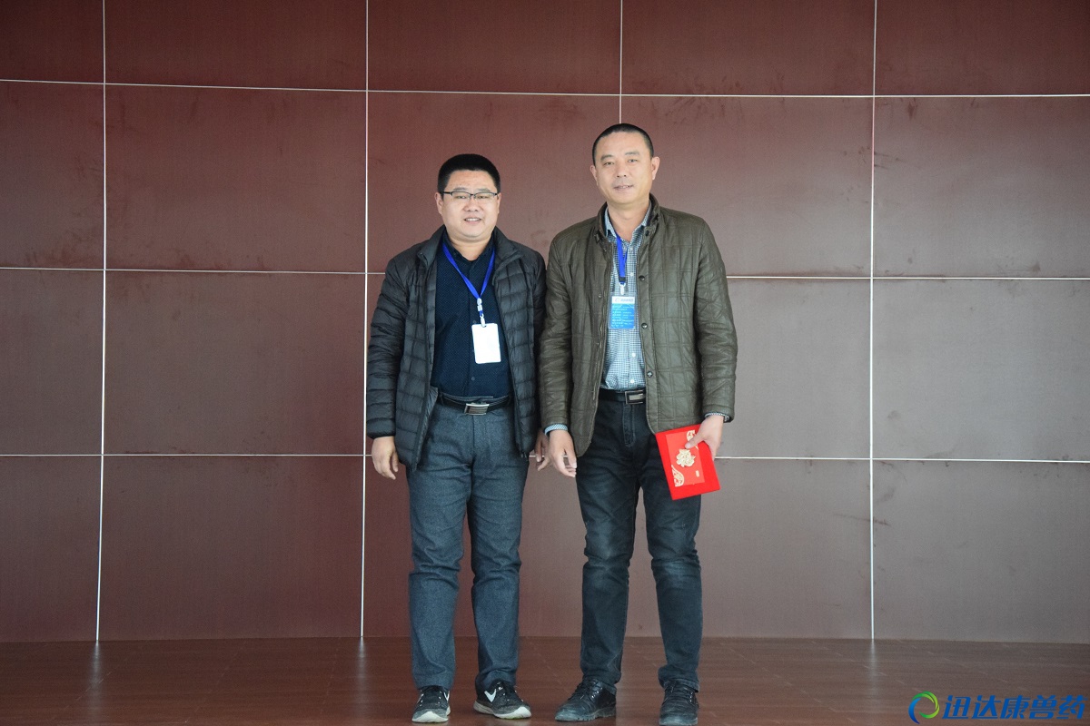 銷售明星劉健(右二)頒獎者:西南分公司總經理楊增永(左一)