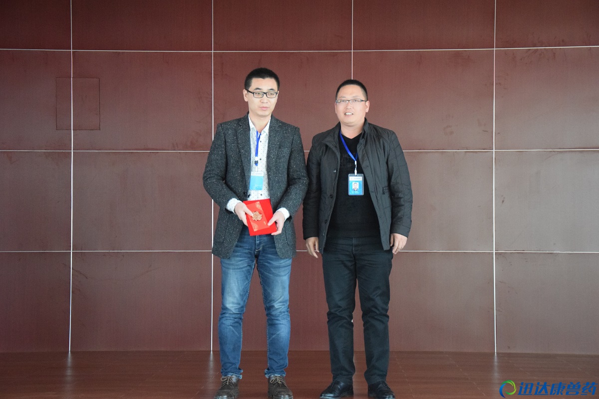 銷售業(yè)績增長冠軍劉宸昊(左一)頒獎者:華北分公司總經理渠志軍