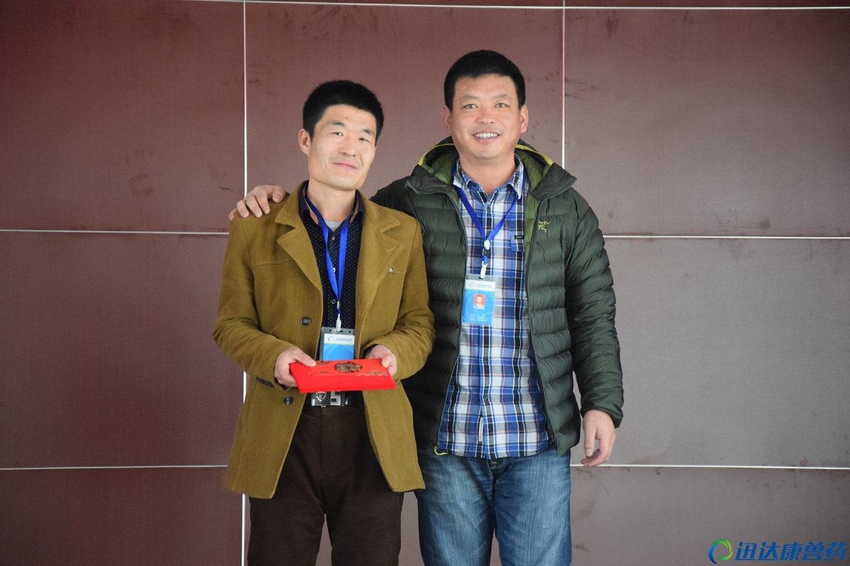 新產品銷售明星張廣前(左一)頒獎者:遼寧分公司總經理王建(右二)