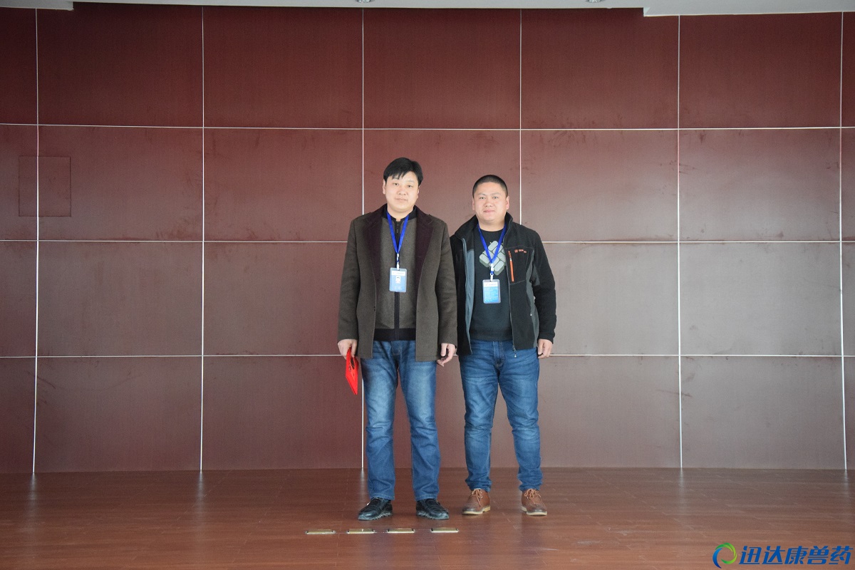 預收款冠軍許福剛(左一)頒獎者:黑吉分公司總經理李賀(右二)